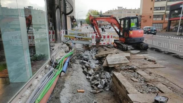 Obras en la AC-12 a su paso por Oleiros (A Coruña).