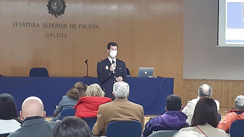 La Policía Nacional de A Coruña se reúne con los vecinos y distintos colectivos de la ciudad