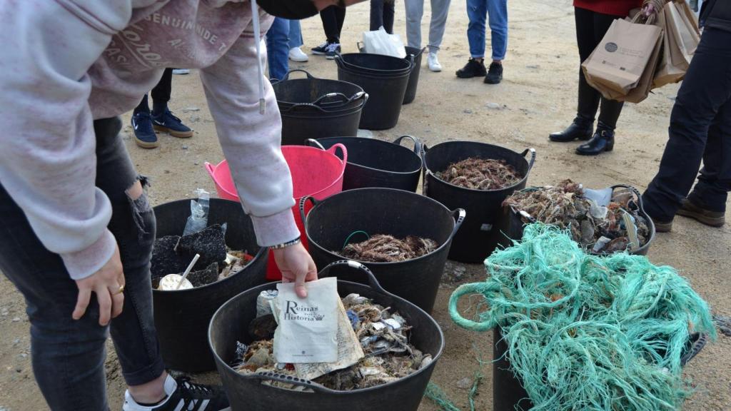 Estudiantes de La Grande Obra de Atocha de A Coruña limpian la playa de Bens