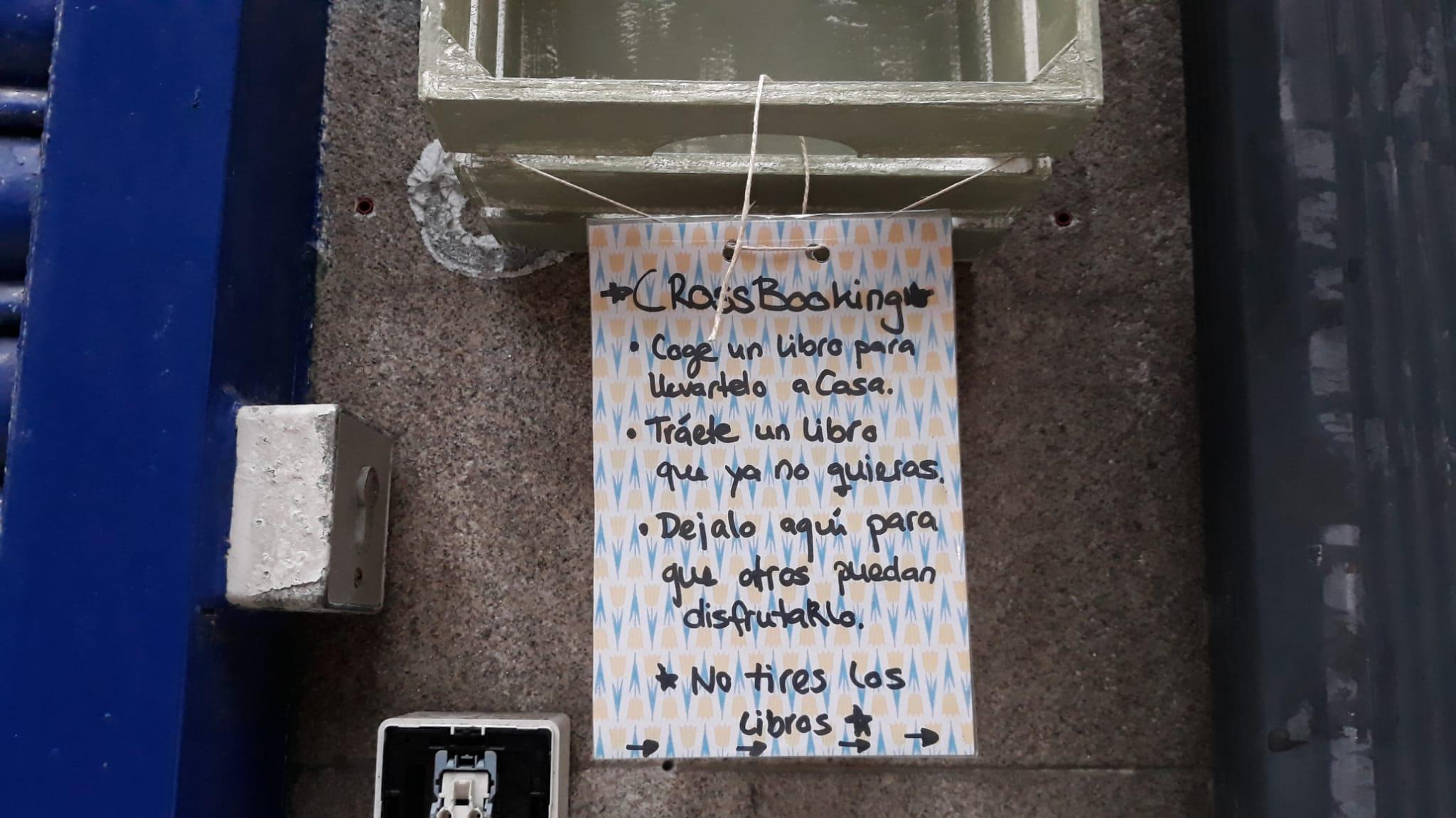 El cartel indicativo de intercambio de libros en la calle Voluntariado (Quincemil).