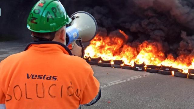 Trabajadores de Vestas retoman las protestas y cortan una carretera en Lugo