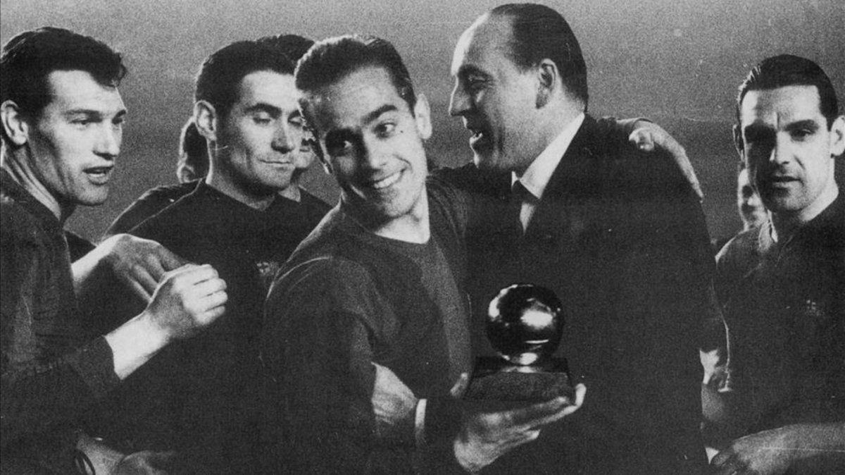 Luis Suárez recibe el Balón de Oro de 1960