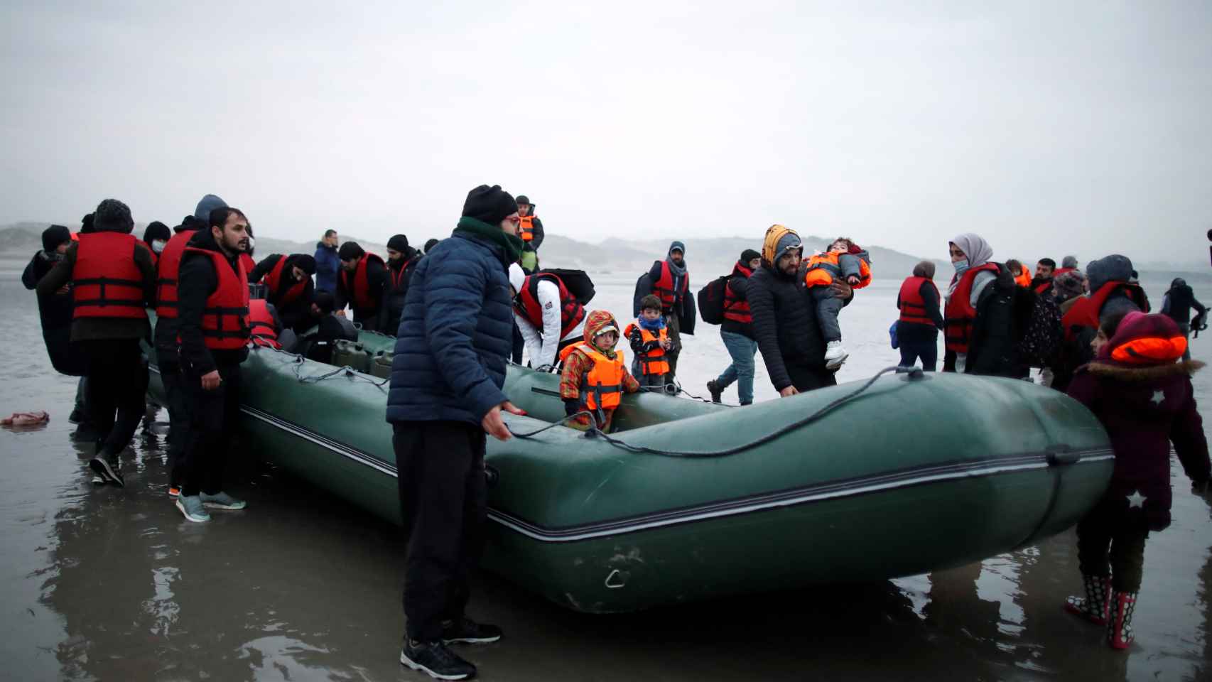Los migrantes rescatados en el Canal.