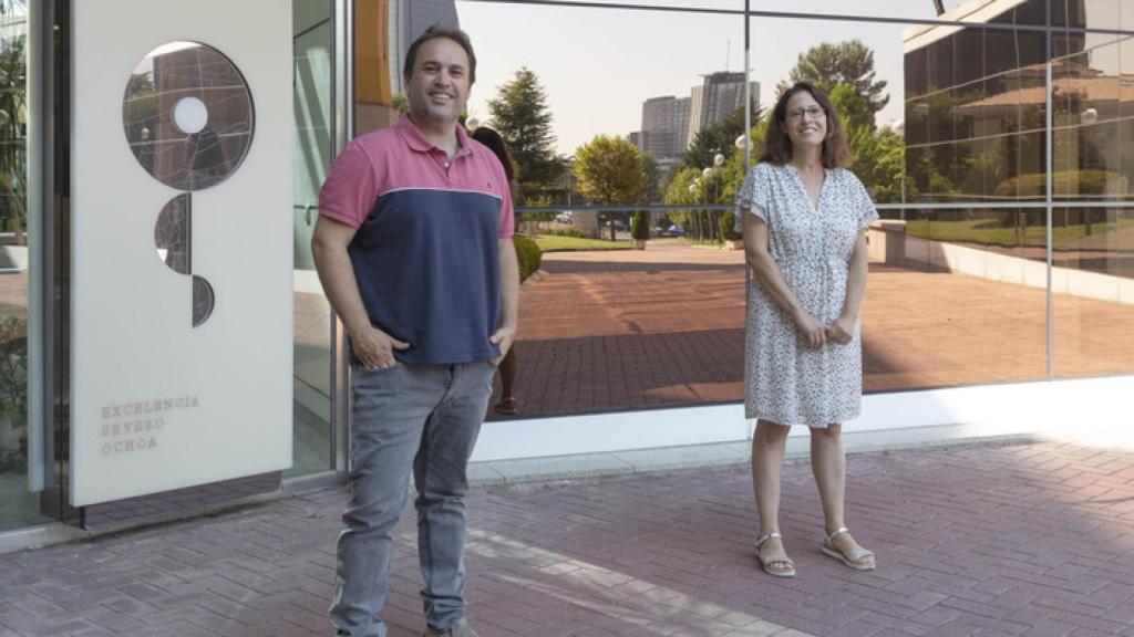 Héctor Peinado y Susana Garcia Silva, investigadores del CNIO.