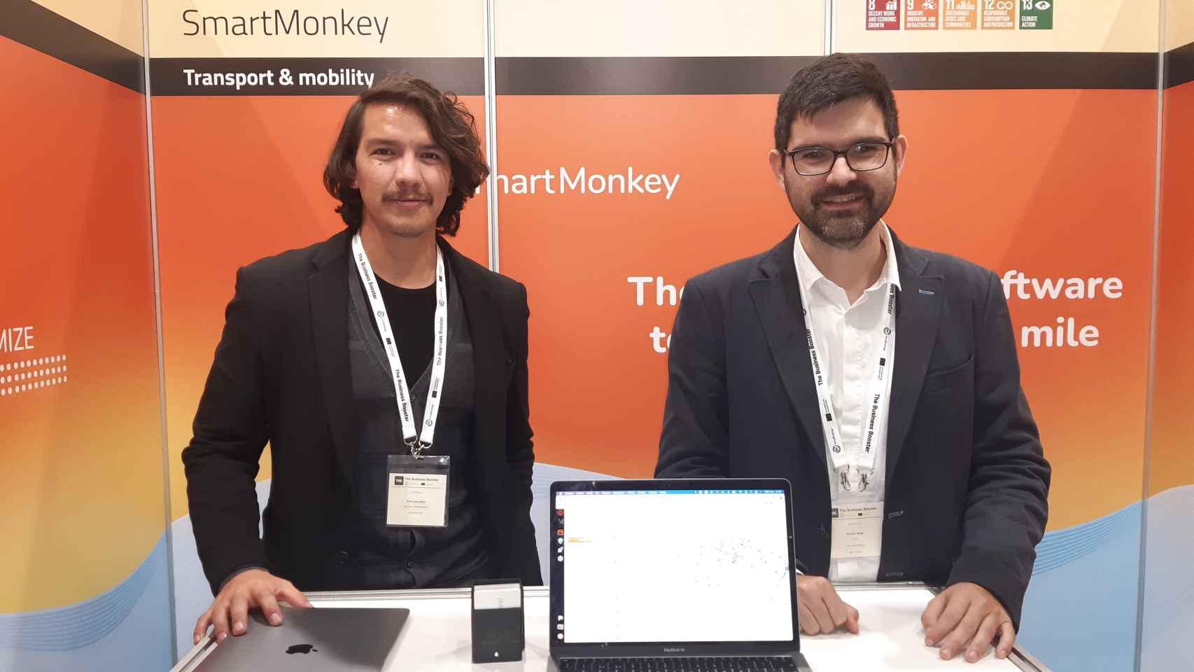 De izquierda a derecha: Iron González, Head of Business development, y Xavier Ruiz, CEO de SmartMonkey en su estand en el TBB 2021 en Berlín.