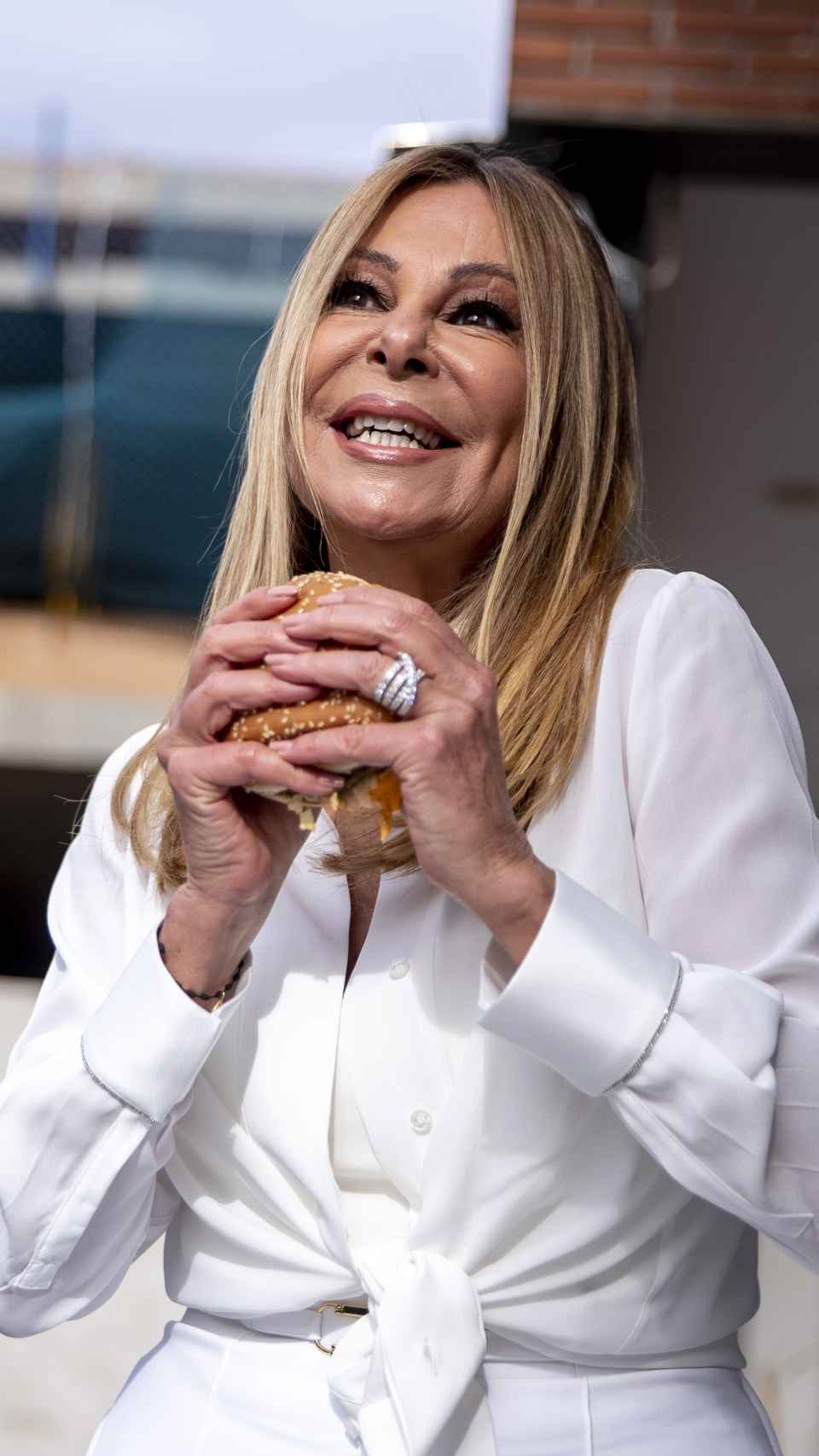 La actriz y presentadora posando con un Big Mac.