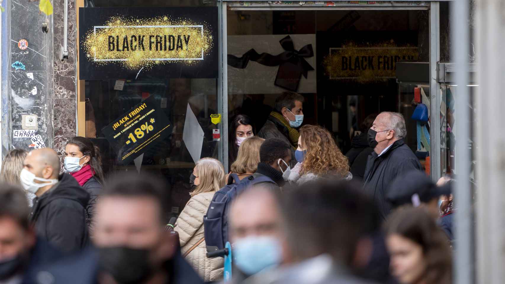 Un cartel publicitario anuncia rebajas con motivo del Black Friday, a 25 de noviembre de 2021, en Madrid
