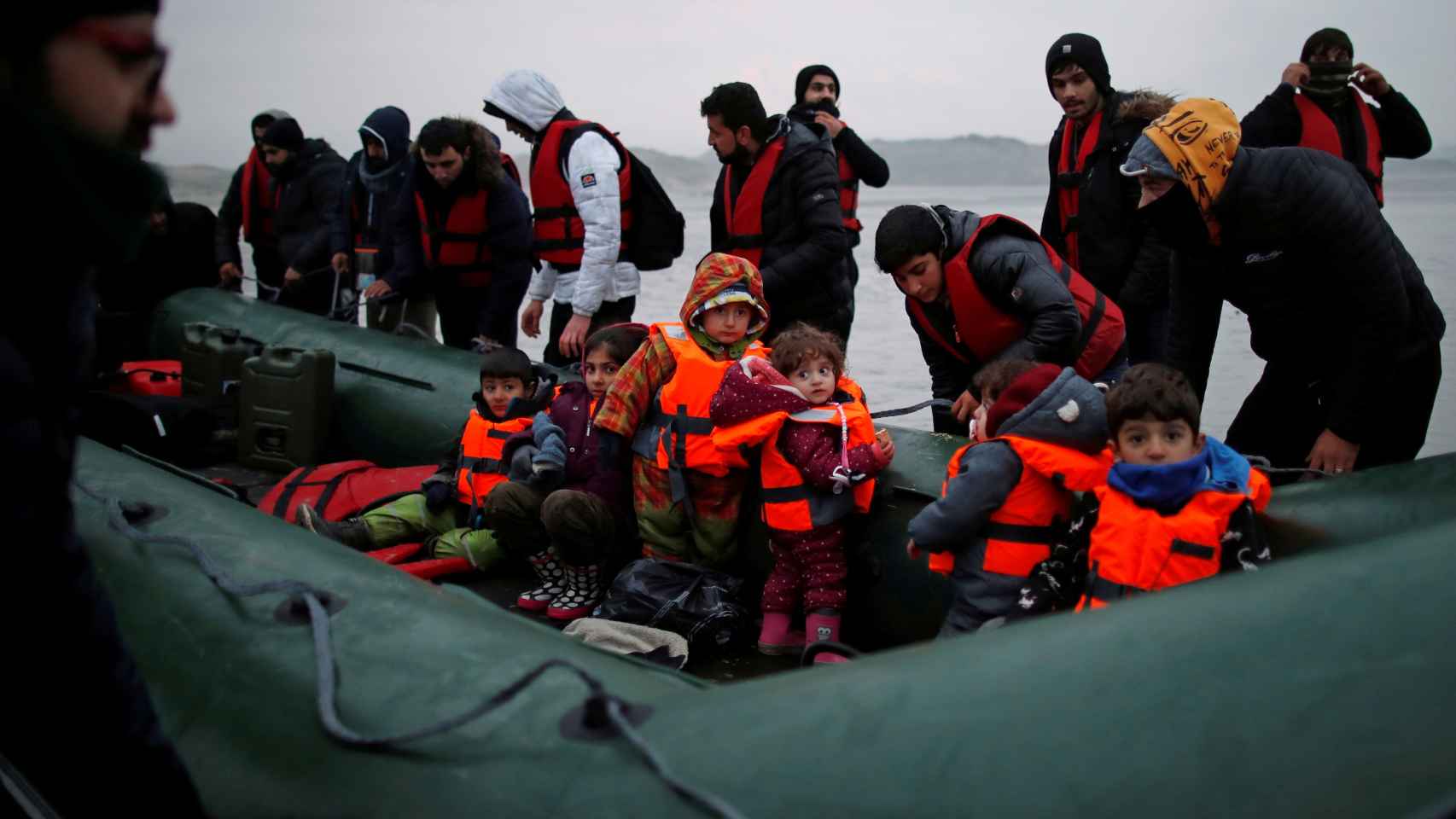 Decenas de inmigrantes embarcan una embarcación inflable en la costa francesa para dirigirse al Reino Unido.