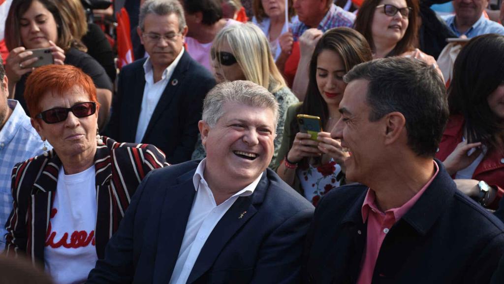 José Vélez, junto a Pedro Sánchez, en un mitin en la plaza de toros de Calasparra en las elecciones autonómicas de 2019.