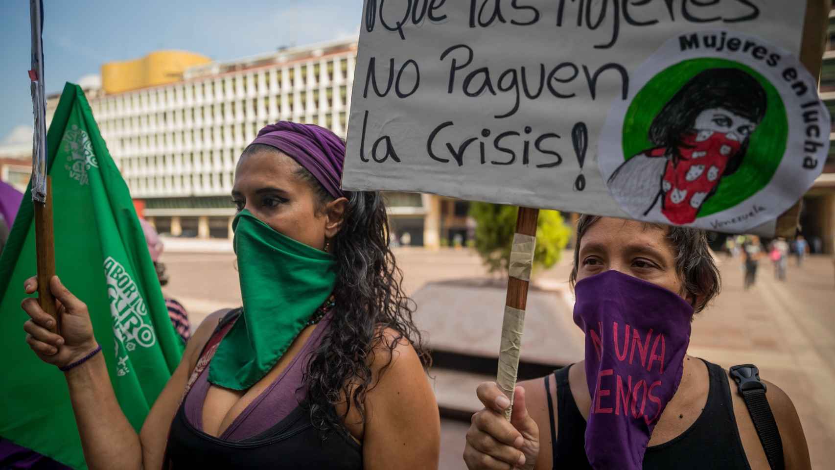 Varias mujeres participan en una movilización con motivo de la conmemoración del Día Internacional de la Eliminación de la Violencia contra la Mujer, hoy, en Caracas (Venezuela).