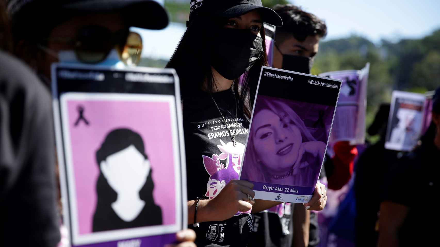 Varias mujeres participan en una movilización con motivo de la conmemoración del Día Internacional de la Eliminación de la Violencia contra la Mujer en una de las sedes de la Fiscalía General de la República (FGR), hoy, en San Salvador (El Salvador).