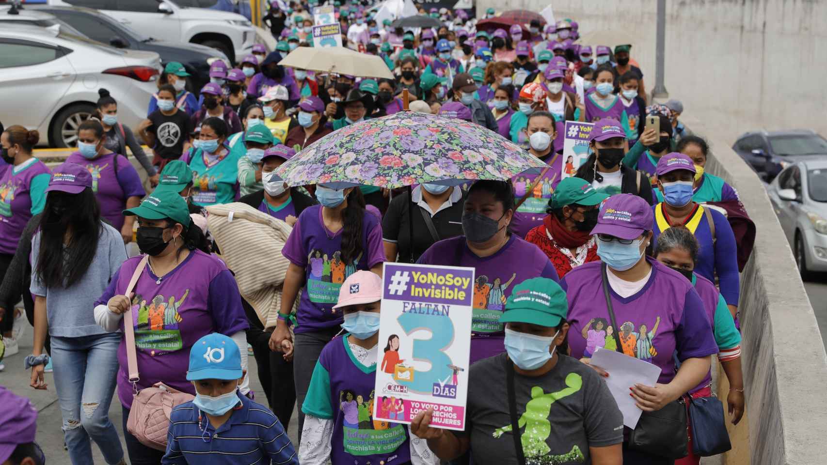 Decenas de mujeres participan en una movilización con motivo de la conmemoración del Día Internacional de la Eliminación de la Violencia contra la Mujer, hoy, en Tegucigalpa (Honduras).