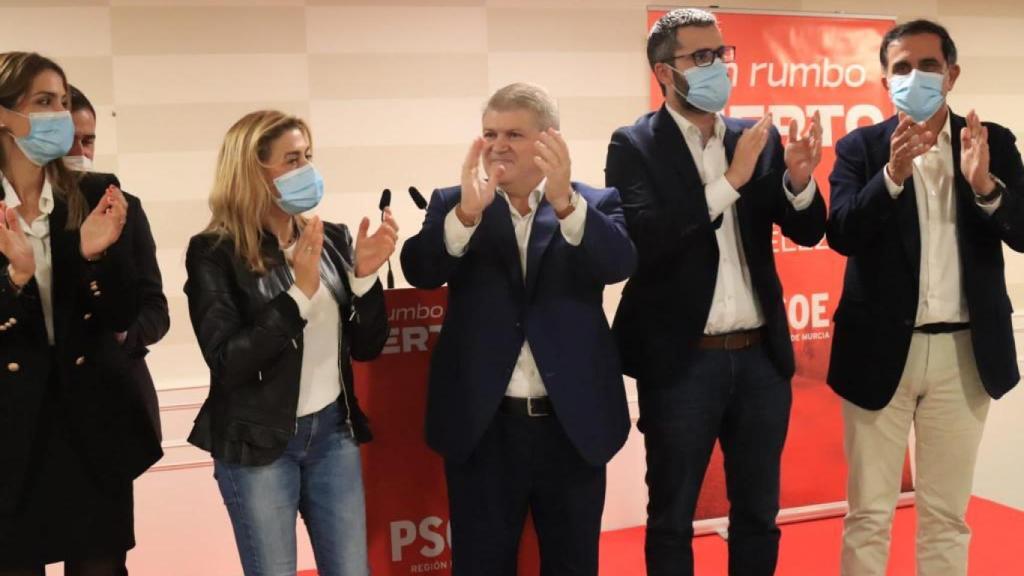 José Vélez, en un acto con los miembros de su equipo de campaña en las primarias del PSOE de Murcia.