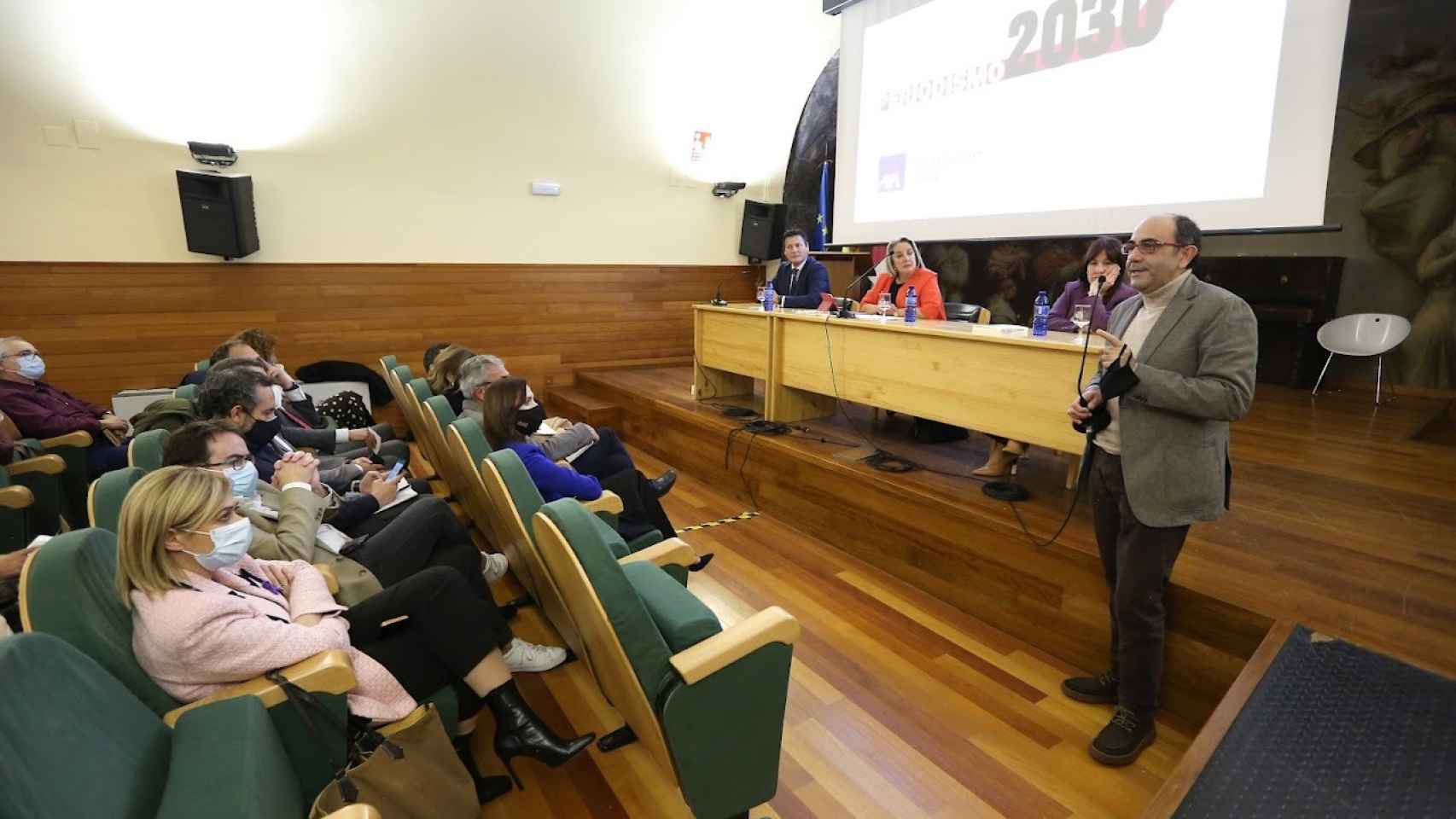 El director de EL ESPAÑOL-EL DIGITAL CLM Eusebio Cedena interviniendo en el encuentro. Foto: Óscar Huertas