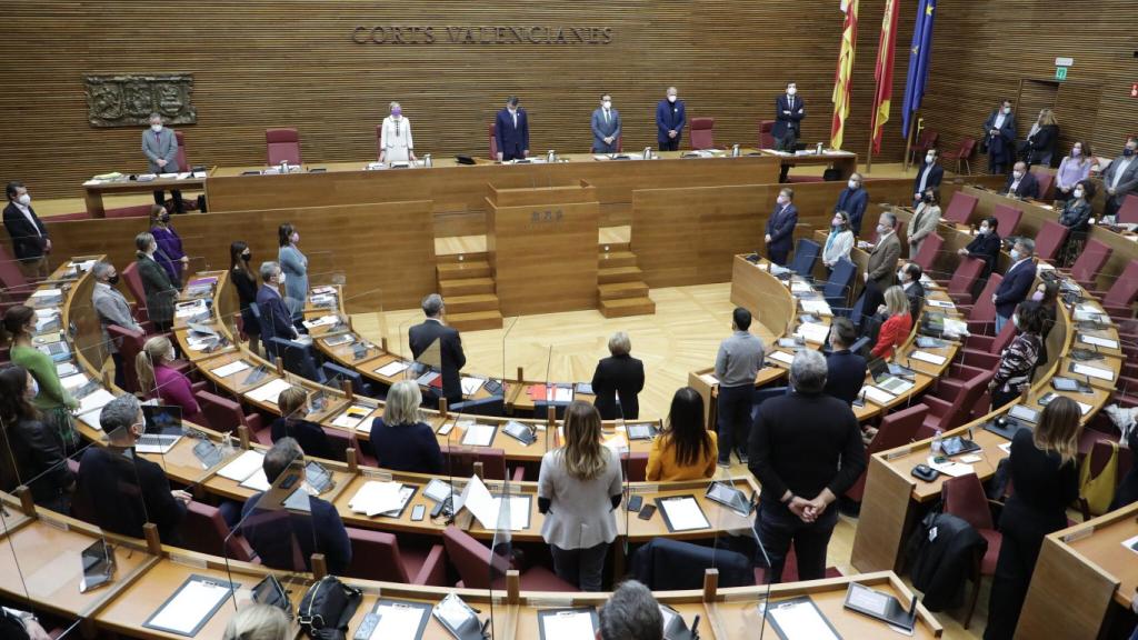 Minuto de silencio en las Cortes Valencianas por el día contra la Violencia de Género.