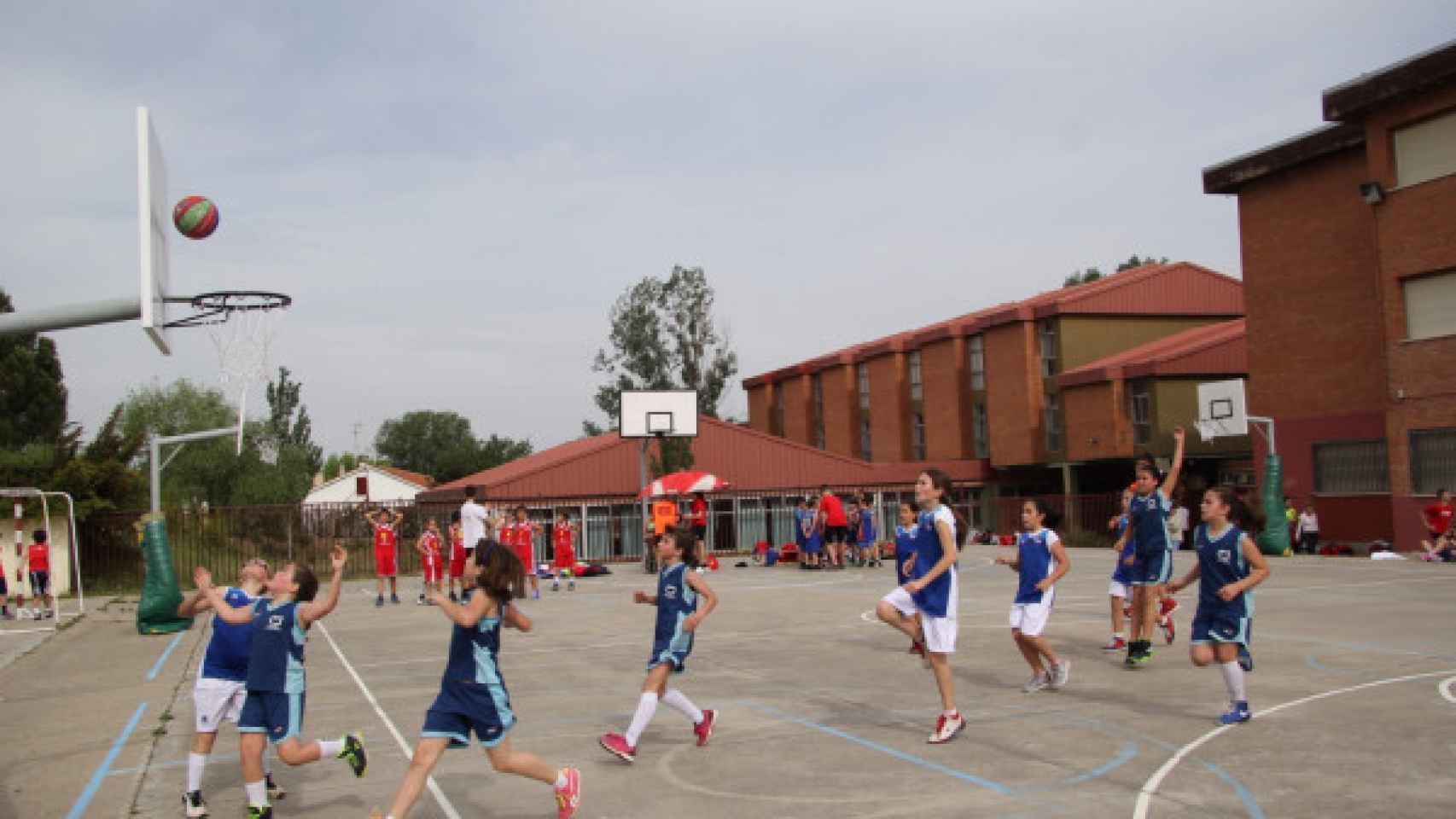 Imagen de archivo de unos niños jugando al baloncesto