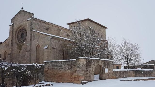 Templo de Villamorón, cubierto por la nieve caída en la jornada de ayer