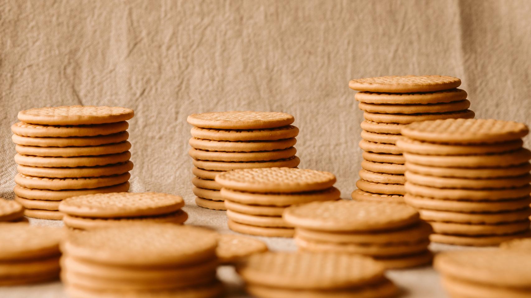 Varios montones de galletas 'María'.