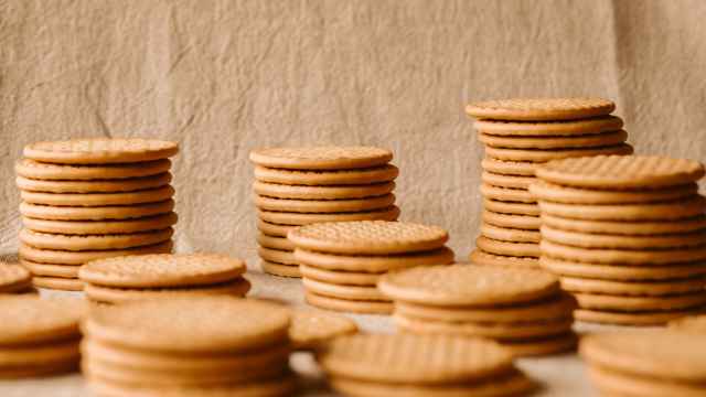 Varios montones de galletas 'María'.