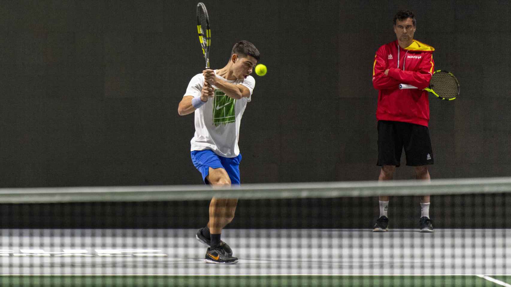 Alcaraz, durante un entrenamiento en la Copa Davis.