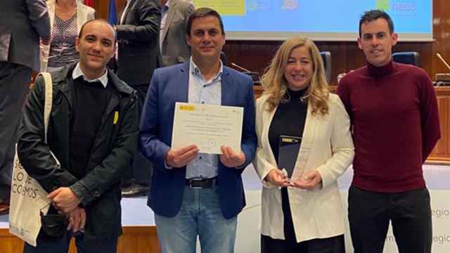 Leonor Gallardo, vicerrectora de la UCLM, y Jaime Martínez, alcalde de Villacañas, reciben el XIV Premio NAOS