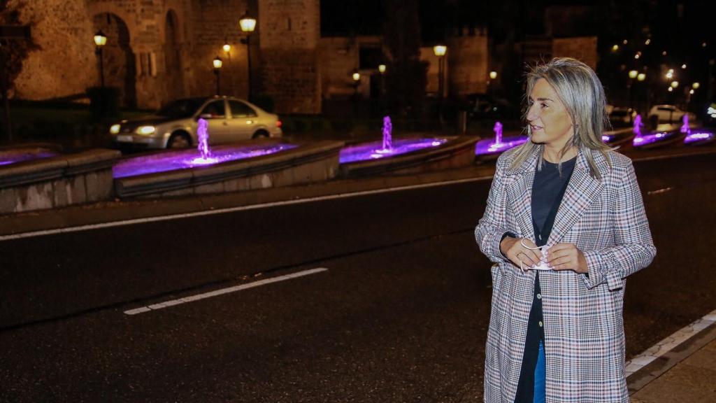 La alcaldesa de Toledo, Milagros Tolón, durante la inauguración de la nueva iluminación de la fuente.