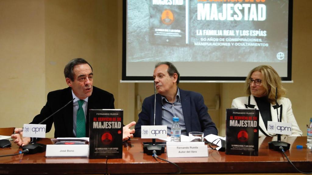 José Bono, el periodista Fernando Rueda y la editora Ymelda Navajo (La Esfera de los Libros), este jueves en la Asociación de la Prensa de Madrid.