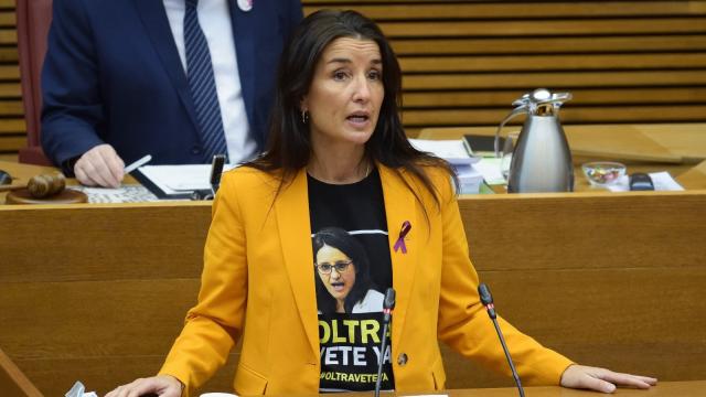 Ruth Merino, portavoz  de Cs, en las Cortes Valencianas con la camiseta contra Mónica Oltra. EE