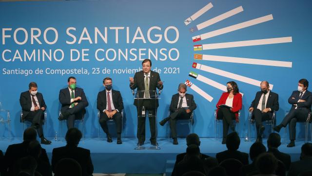 Fernández Vara, entre Page, Barbón, Feijóo, Revilla, Andréu, Lambán y Mañueco, en Santiago.