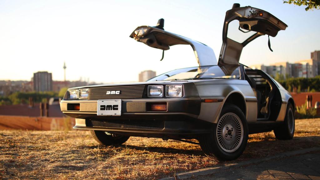 El Delorean DMC-12 de Regreso al futuro, protagonista en Retromóvil.