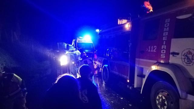 Los servicios de emergencia, ayer en el accidente de Boimorto (A Coruña).