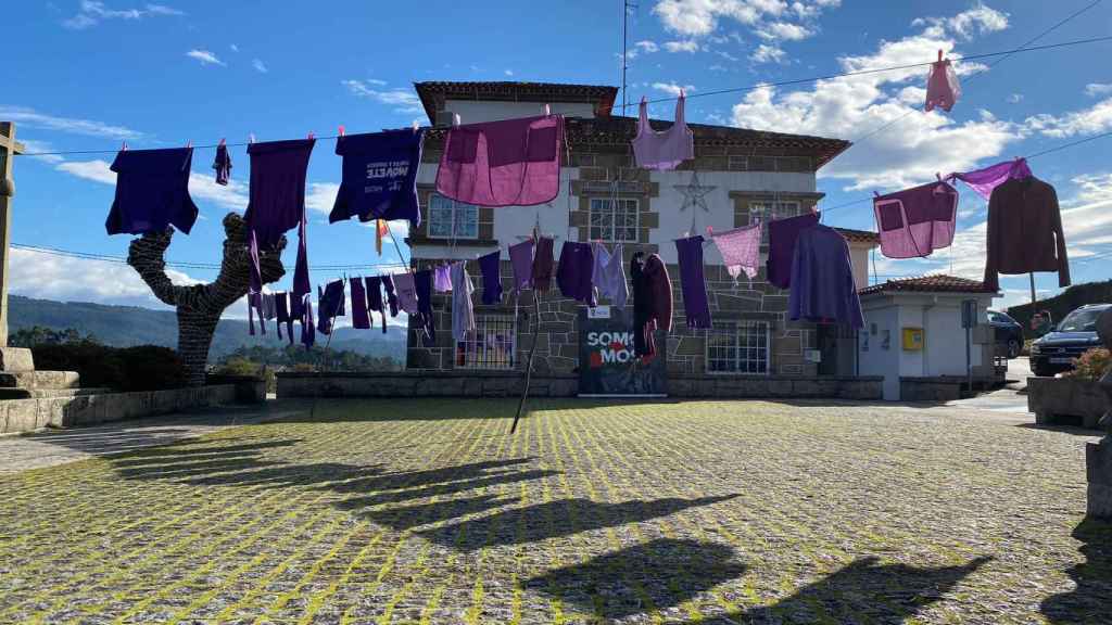 Mos ha colocado un tendal conmemorando a las víctimas de la violencia de género en 2021