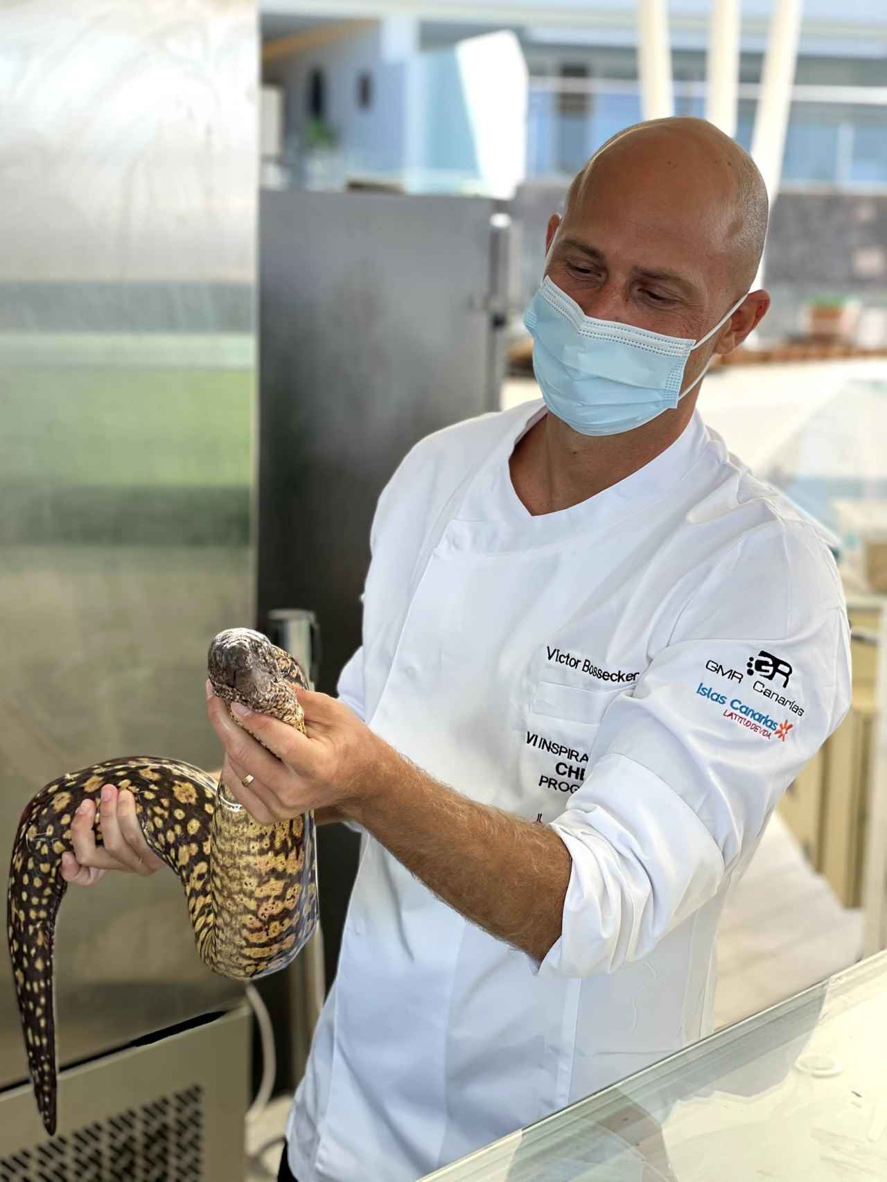 Víctor Bossecker de Royal Hideaway Corales en un taller de pescado local