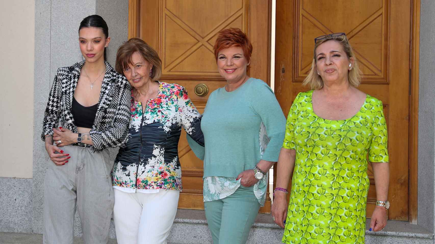 María Teresa Campos junto a sus hijas, Terelu y Carmen, y su nieta Alejandra durante la celebración de su 79 cumpleaños en 2020.
