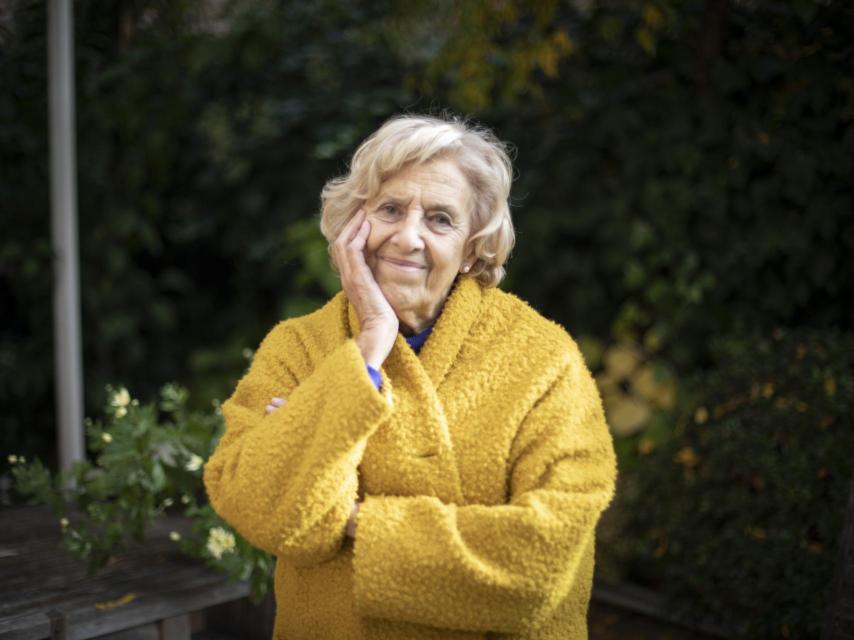 Manuela Carmena en el patio de su casa.