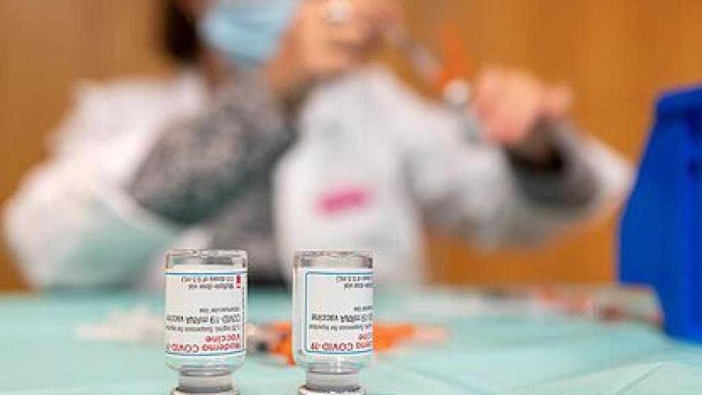 Dos vacunas de Pfizer, la única aprobada por ahora para menores de 5 a 12 años.