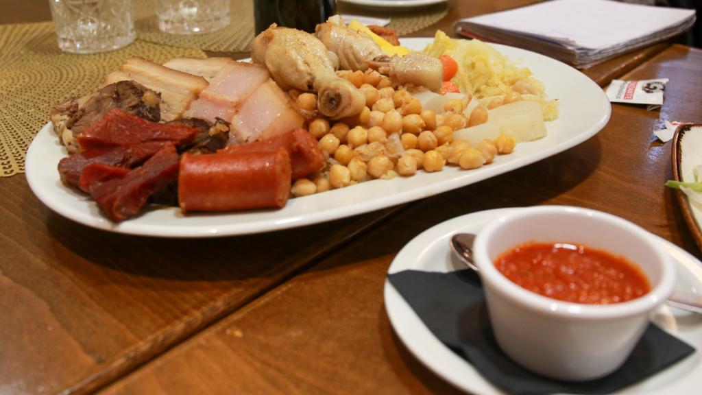 La bandeja con el segundo del cocido madrileño y la salsa de tomate propia.