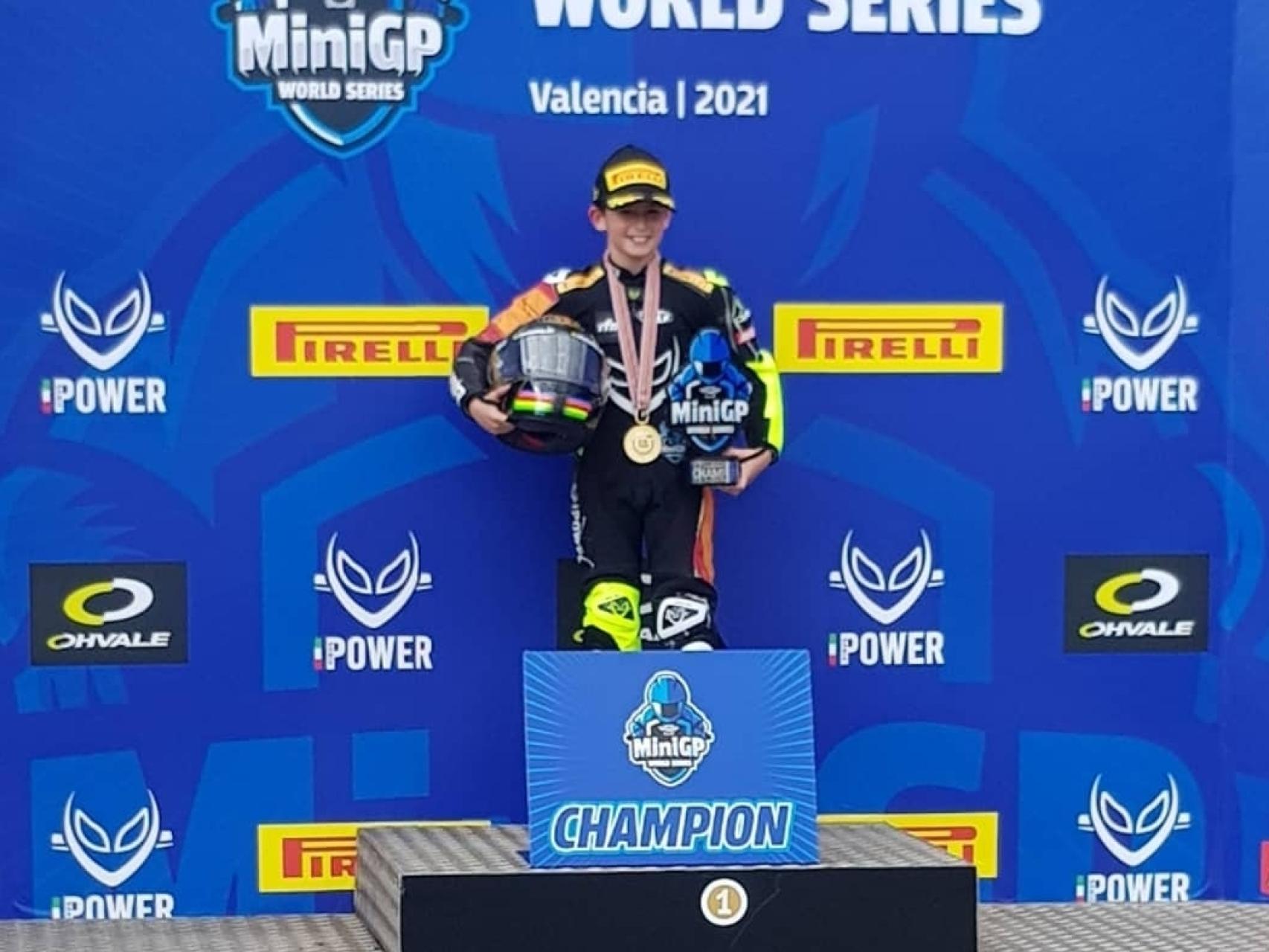 Izan Rodríguez, tras proclamarse campeón de las FIM MiniGP World Series