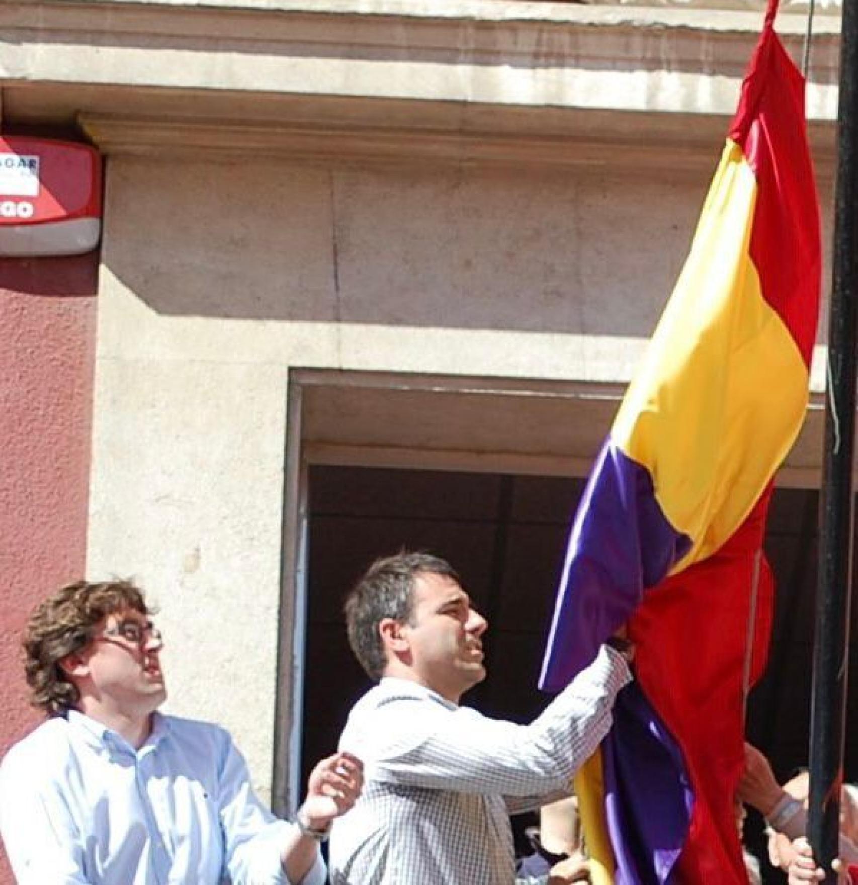 Eneko Andueza (i) y Miguel de los Toyos (d) izan la bandera republicana en el Ayuntamiento de Éibar.