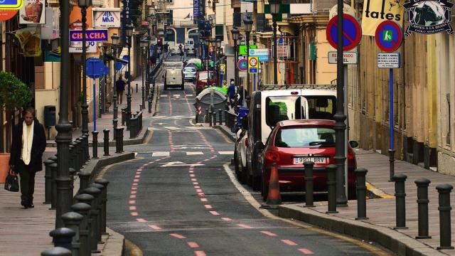 Calle de San Fernando en el centro de la ciudad de Alicante.