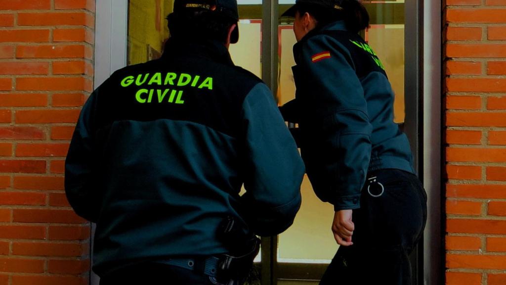 Entrada de la Guardia Civil a una vivienda