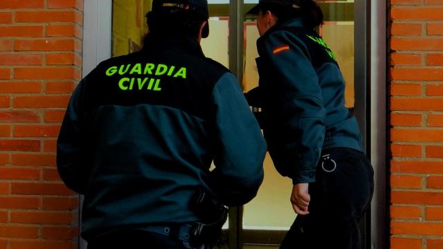 Entrada de la Guardia Civil a una vivienda