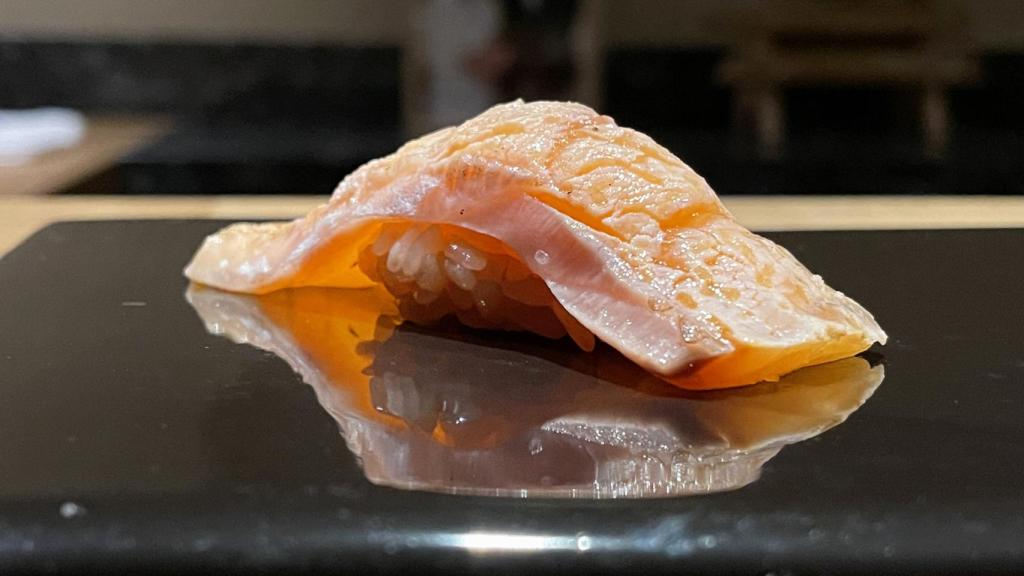 Nigiri de salmón a la parrilla