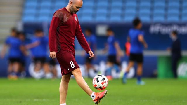 Andres Iniesta dando toques al balón con el Vissel Kobe