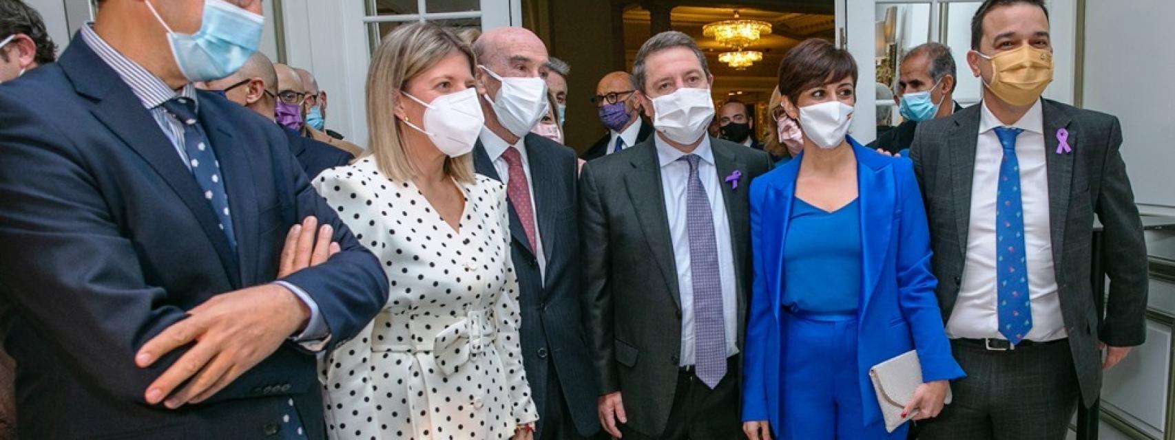 Page y Rodríguez asisten a la brillante gala de entrega de premios de  Virgen de las Viñas