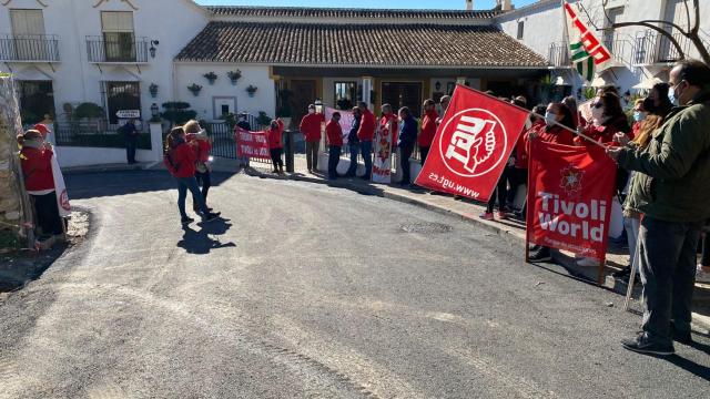 Concentración de trabajadores de Tívoli World un hotel propiedad de Tremón.