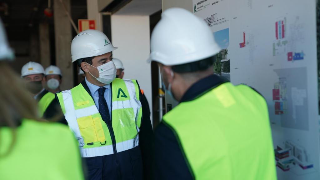 Juanma Moreno, durante su visita al hospital de Marbella