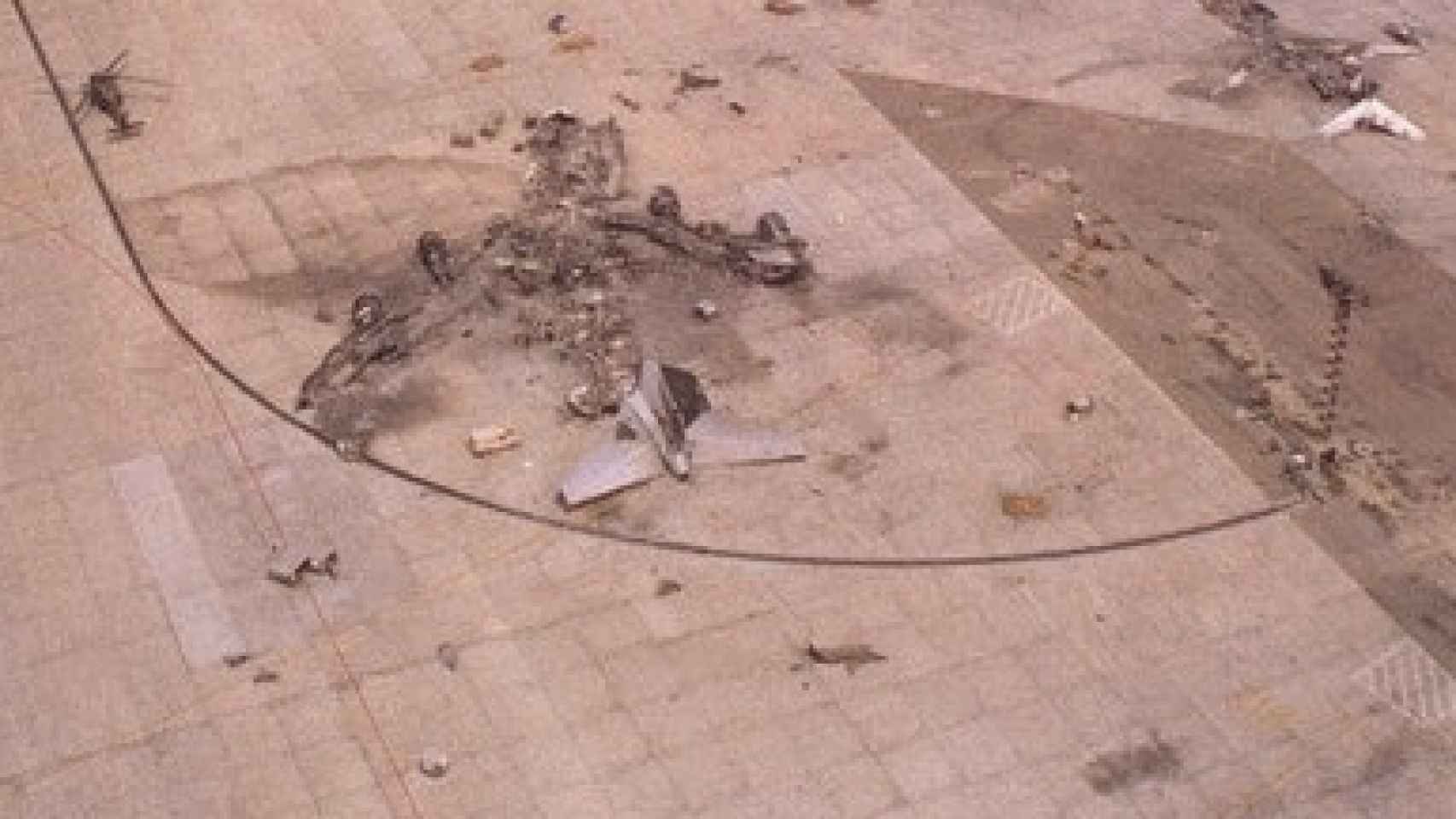 El avión de British Airways destrozado en el aeropuerto de Kuwait después de que los pasajeros salieran.