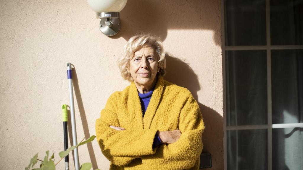 Manuela Carmena en el patio de su casa.