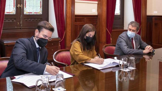La alcaldesa de A Coruña, Inés Rey, firma la ‘Carta de Compromiso del Turismo Sostenible’.